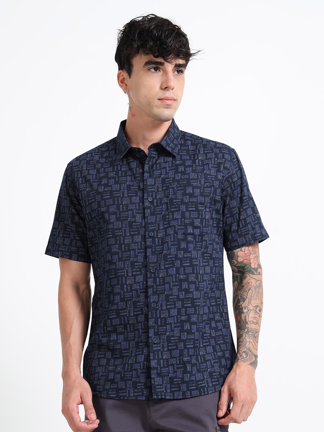 RIGS AND RAGS Men Premium Fit Spread Collar Geometric Printed Cotton Casual Shirt, Navy blue
RIGS AND RAGS Men Premium Fit Spread Collar Geometric Printed Cotton Casual Shirt, Navy blue