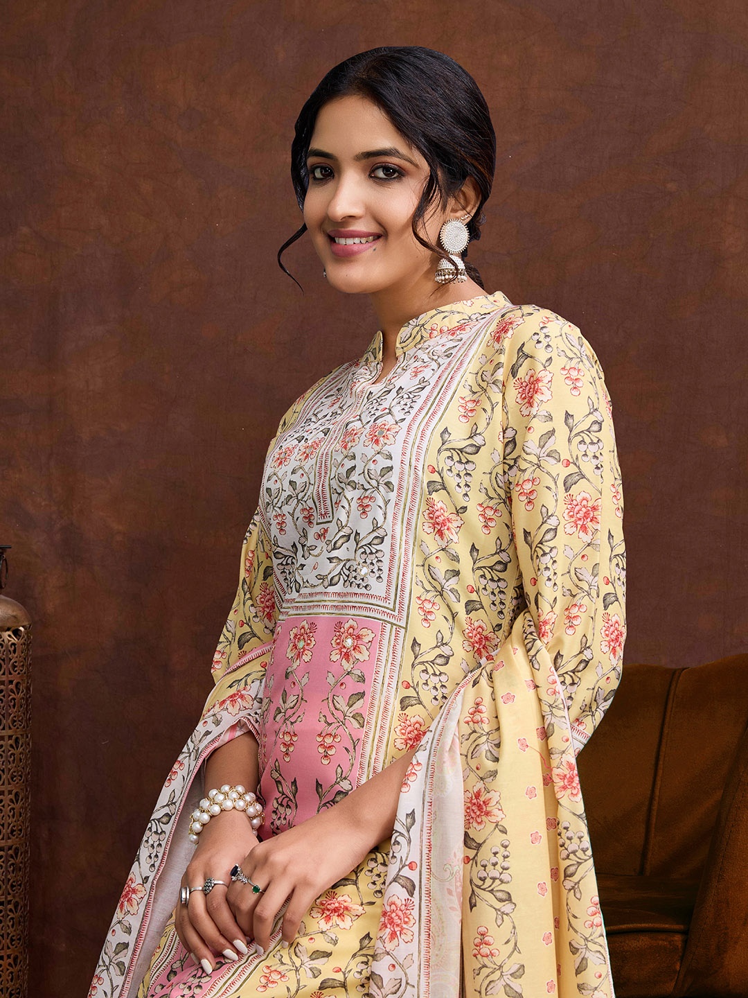 SUAAC Plus Size Floral Printed Mandarin Collar Straight Kurta With Trouser And Dupatta, Yellow
SUAAC Plus Size Floral Printed Mandarin Collar Straight Kurta With Trouser And Dupatta, Yellow