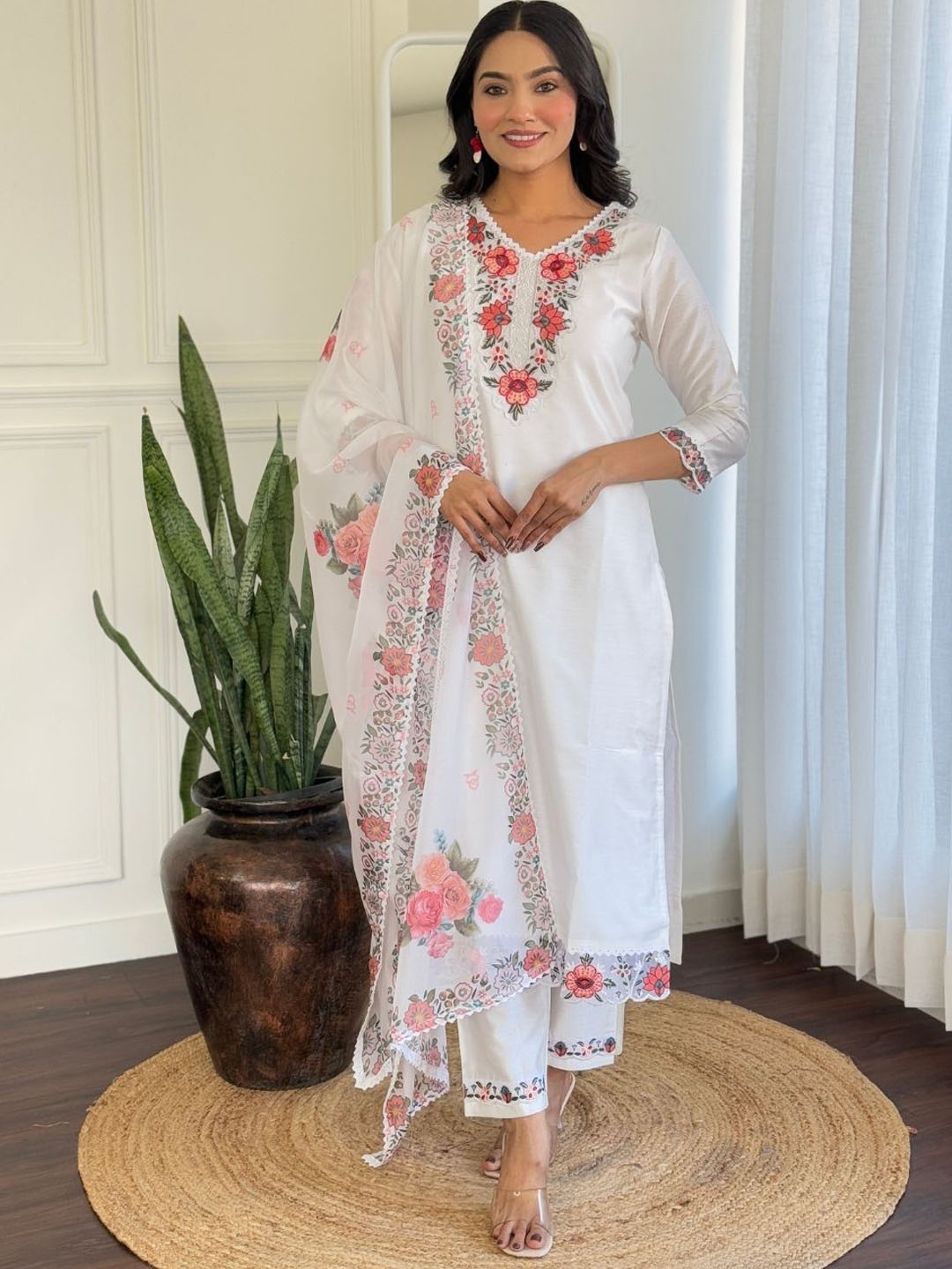CHANDALIYO Floral Embroidered Thread Work V-Neck Kurta With Trousers & Dupatta, White
CHANDALIYO Floral Embroidered Thread Work V-Neck Kurta With Trousers & Dupatta, White
