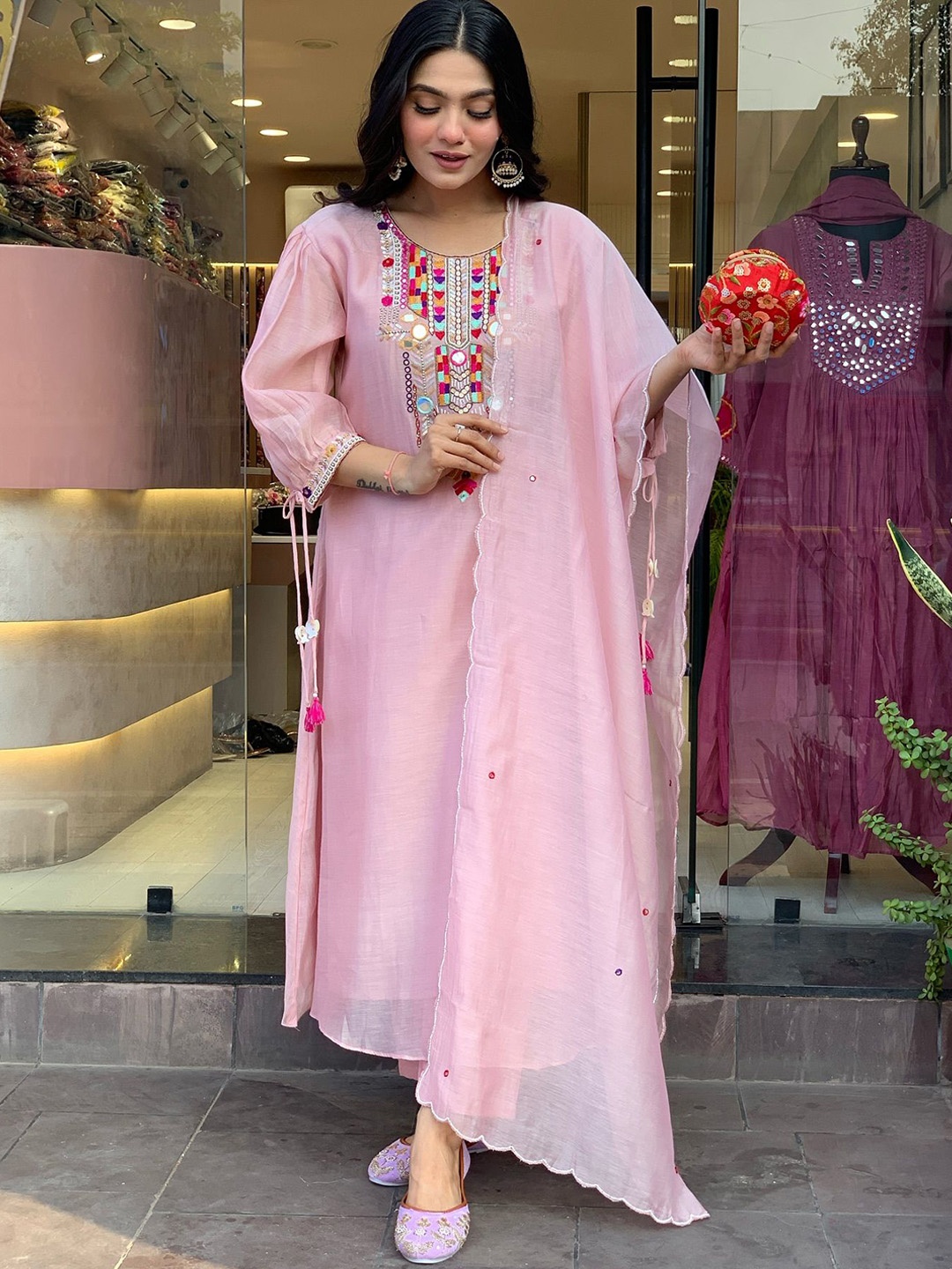 Growdamy Ethnic Motifs Embroidered Thread Work Chanderi Silk Kurta with Trousers & Dupatta, Pink
Growdamy Ethnic Motifs Embroidered Thread Work Chanderi Silk Kurta with Trousers & Dupatta, Pink