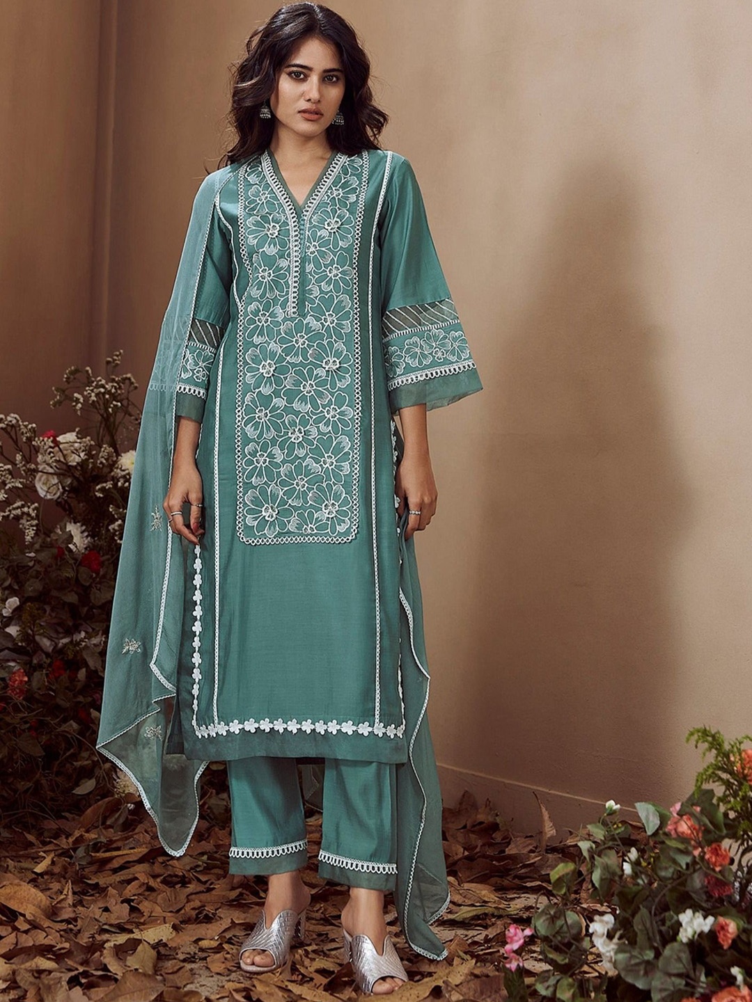 AUTUMN LANE Floral Embroidered Thread Work Straight Kurta with Trousers & Dupatta, Teal
AUTUMN LANE Floral Embroidered Thread Work Straight Kurta with Trousers & Dupatta, Teal