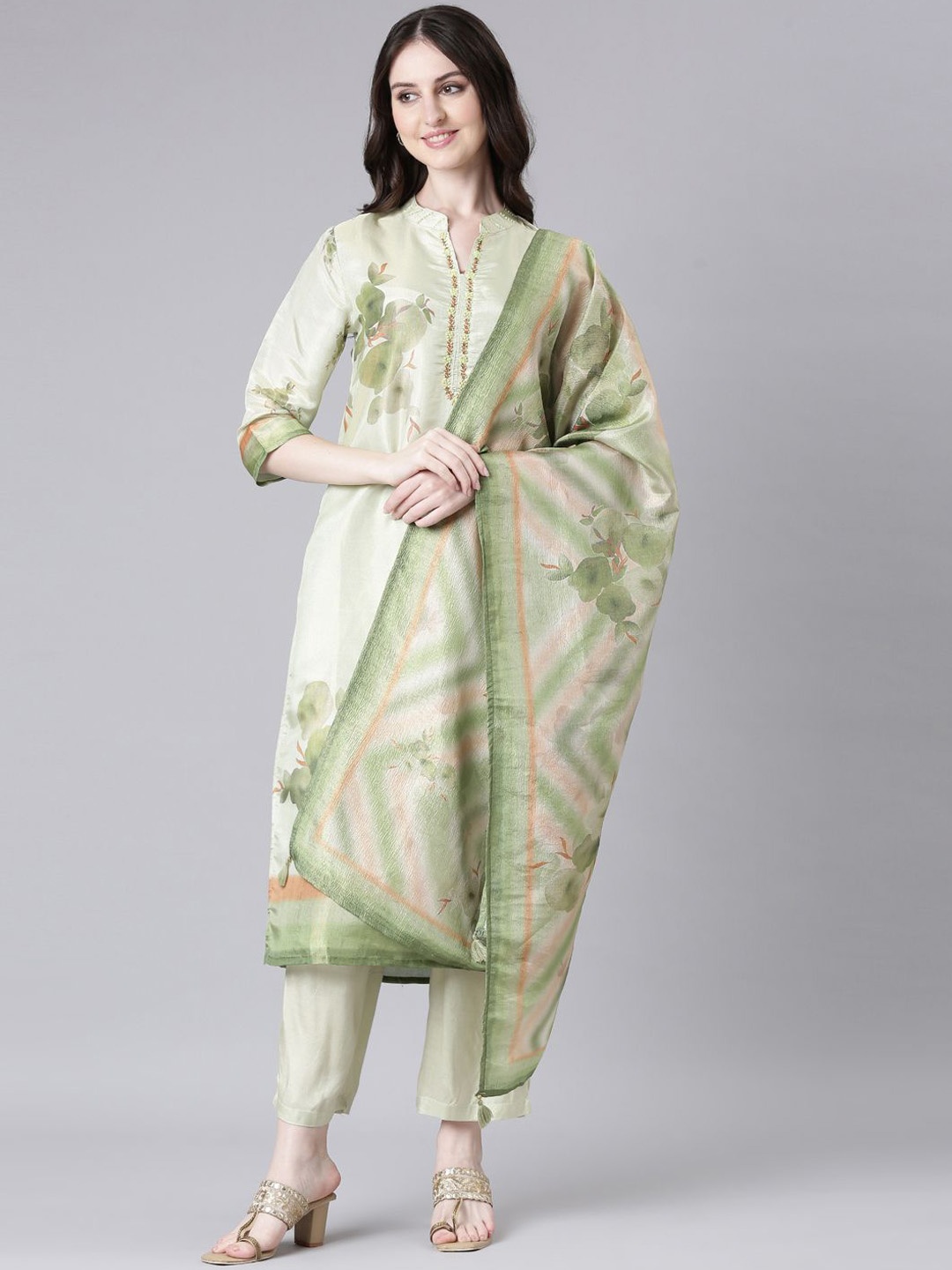 Neerus Floral Printed Mandarin Collar Beads and Stones Kurta With Trousers And Dupatta, Lime green
Neerus Floral Printed Mandarin Collar Beads and Stones Kurta With Trousers And Dupatta, Lime green