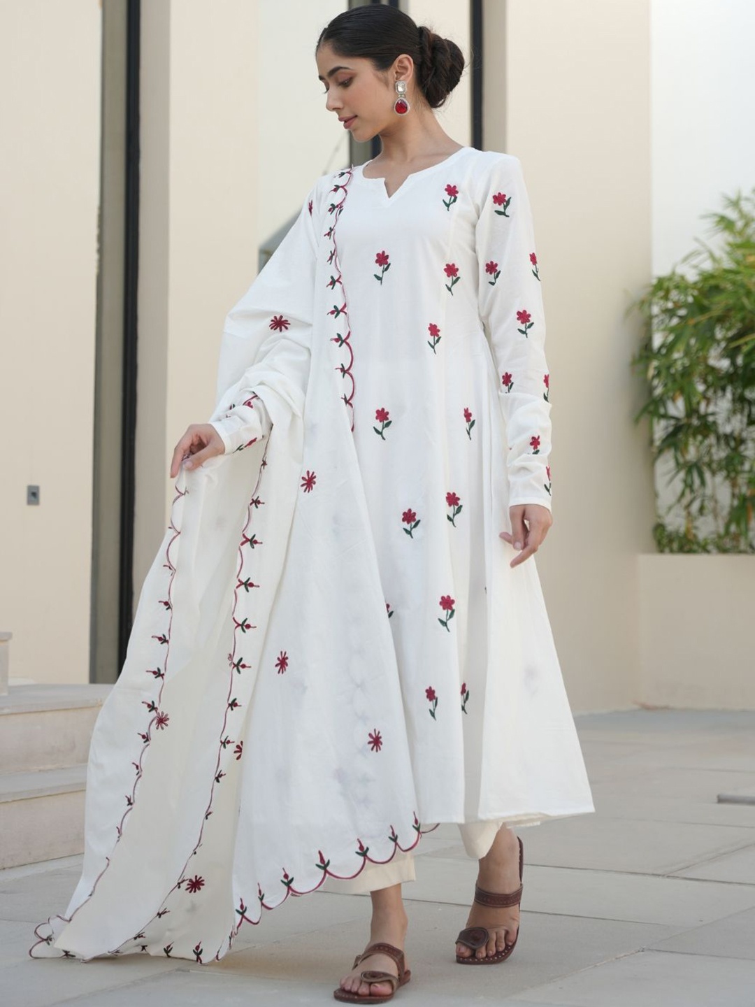 OneWe Women Floral Embroidered Thread Work Pure Cotton Kurta with Trousers & Dupatta, White
OneWe Women Floral Embroidered Thread Work Pure Cotton Kurta with Trousers & Dupatta, White