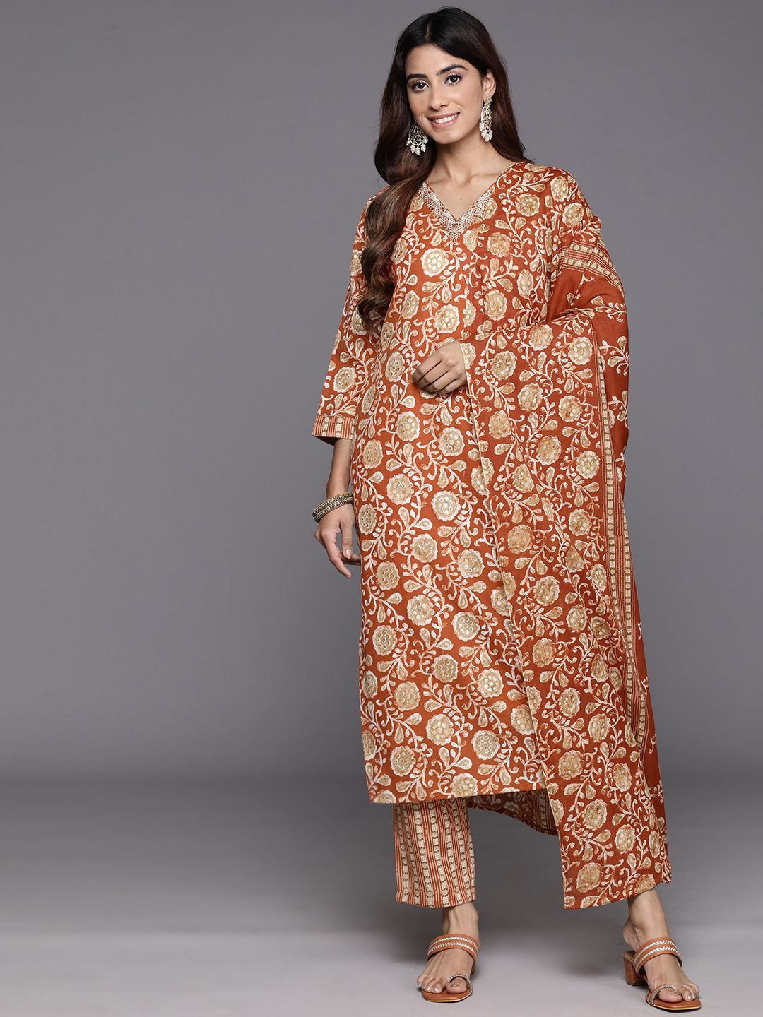 DIVASTRI Floral Printed V-Neck Sequinned Straight Kurta With Trousers & Dupatta, Rust
DIVASTRI Floral Printed V-Neck Sequinned Straight Kurta With Trousers & Dupatta, Rust