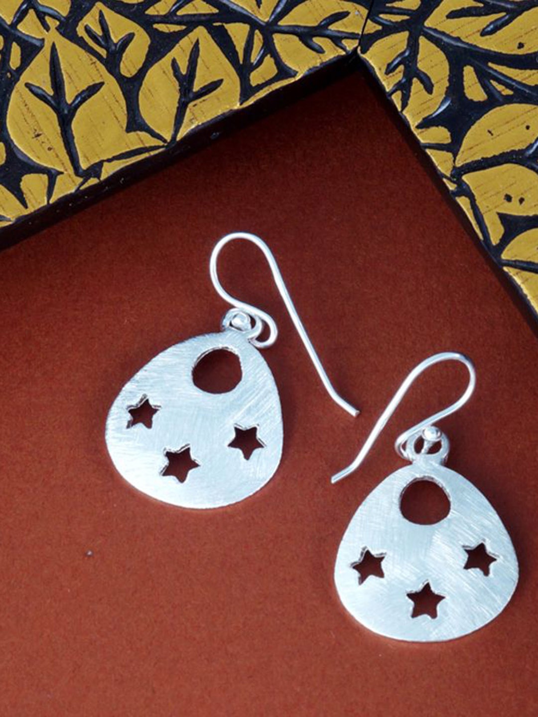 Tuanz Silver Jewelry 925 Sterling Silver Rhodium-Plated Contemporary Shaped Drop Earrings
Tuanz Silver Jewelry 925 Sterling Silver Rhodium-Plated Contemporary Shaped Drop Earrings