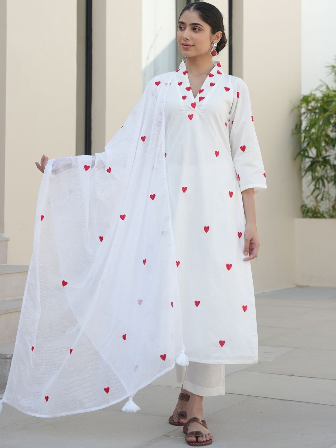 OneWe Women Heart Embroidered Regular Aari Work Pure Cotton Kurta with Trousers & Dupatta, White
OneWe Women Heart Embroidered Regular Aari Work Pure Cotton Kurta with Trousers & Dupatta, White
