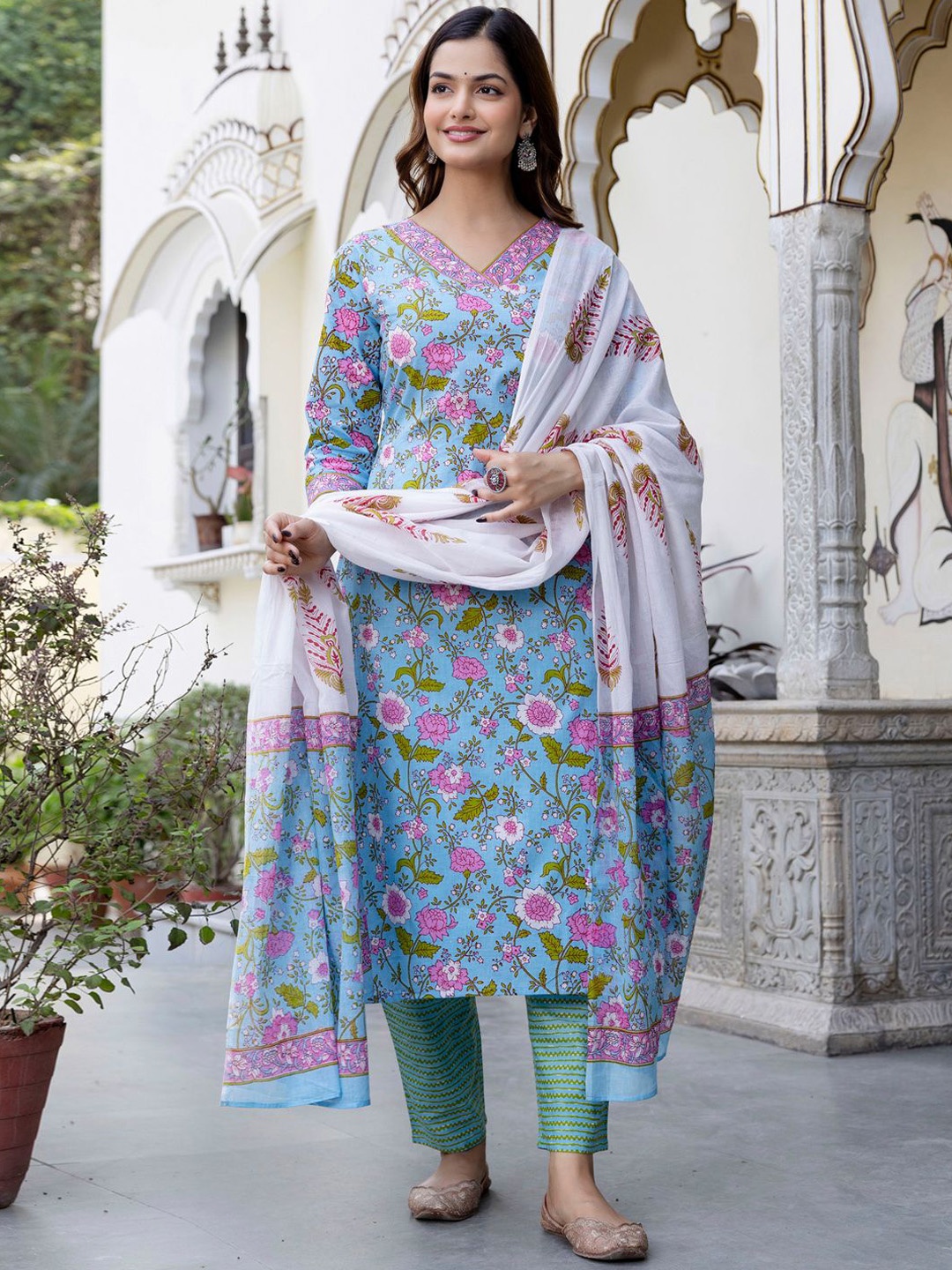 Indo Era Women Floral Printed Regular Mirror Work Pure Cotton Kurta with Trousers & With Dupatta, Blue
Indo Era Women Floral Printed Regular Mirror Work Pure Cotton Kurta with Trousers & With Dupatta, Blue