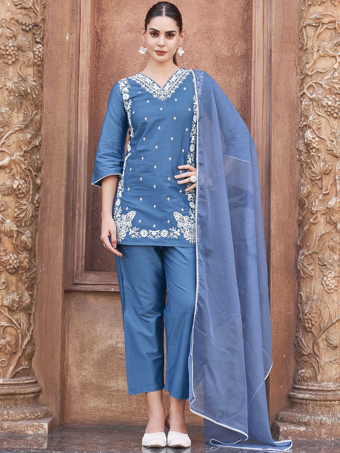Tikhi Imli Women Embroidered Regular Thread Work Kurti with Trousers & With Dupatta, Blue
Tikhi Imli Women Embroidered Regular Thread Work Kurti with Trousers & With Dupatta, Blue