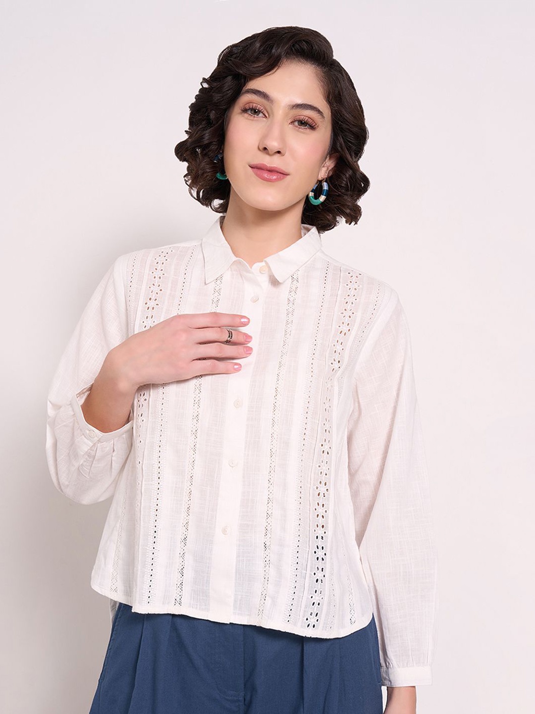 AKKRITI BY PANTALOONS Women Shirt Collar Neck Embroidered Cotton High-Low Top, Off white
AKKRITI BY PANTALOONS Women Shirt Collar Neck Embroidered Cotton High-Low Top, Off white