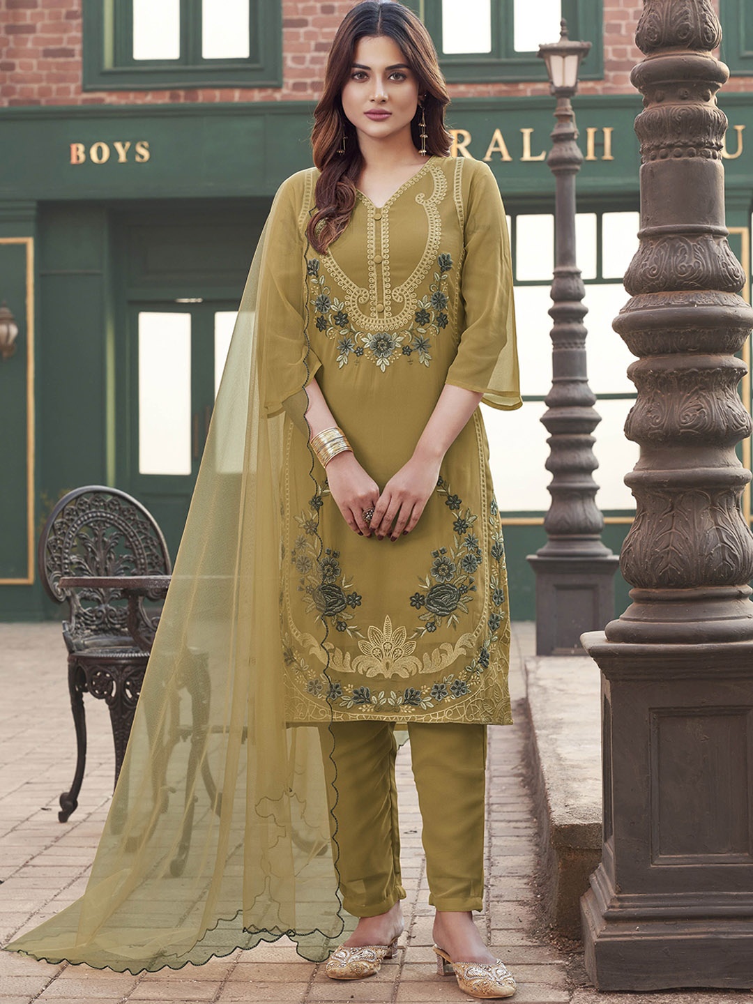 Tikhi Imli Women Floral Embroidered Regular Thread Work Kurta with Trousers & With Dupatta, Yellow
Tikhi Imli Women Floral Embroidered Regular Thread Work Kurta with Trousers & With Dupatta, Yellow
