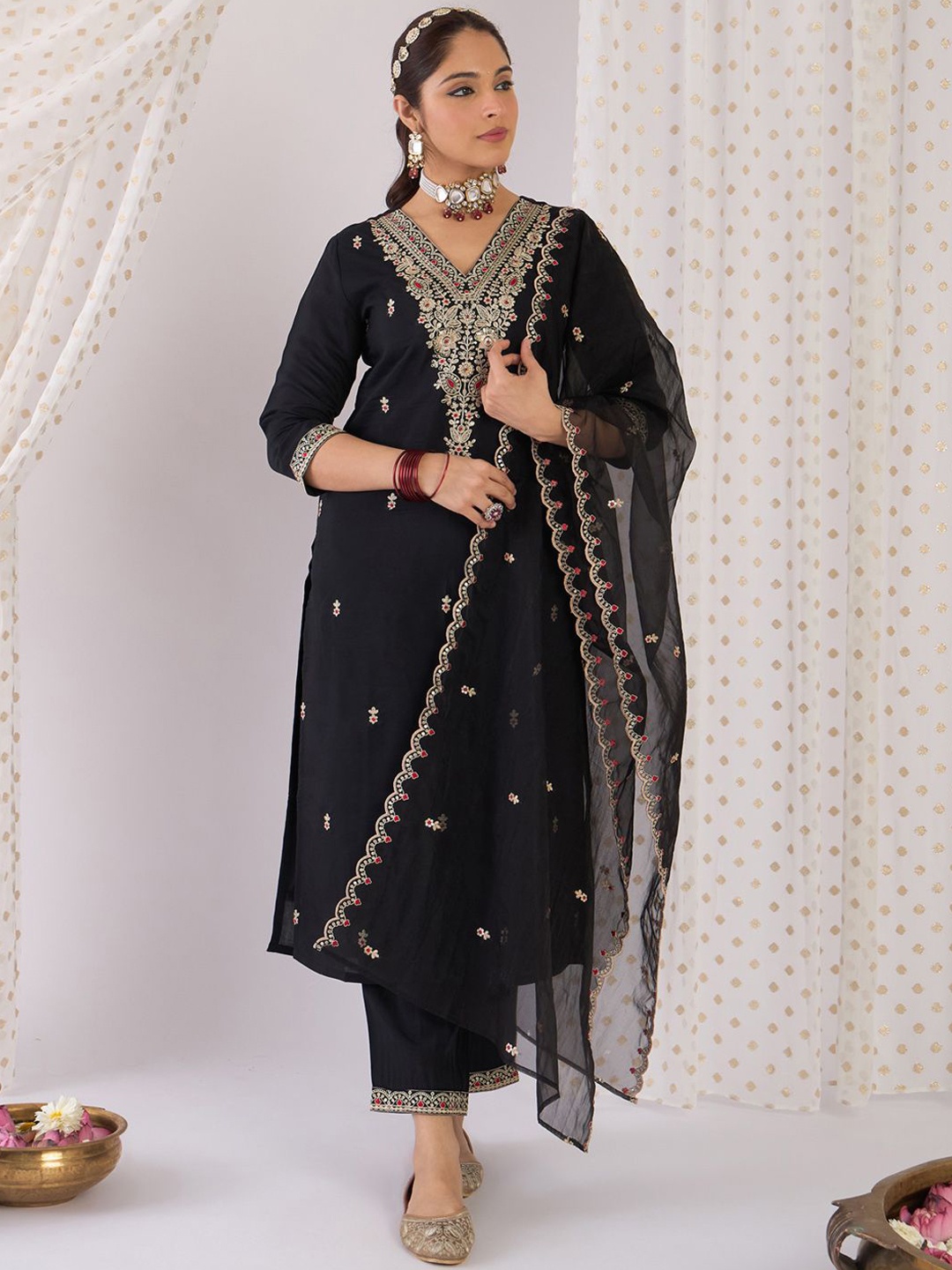 Indo Era Floral Embroidered V-Neck Zari Straight Kurta With Trouser And Dupatta, Black
Indo Era Floral Embroidered V-Neck Zari Straight Kurta With Trouser And Dupatta, Black