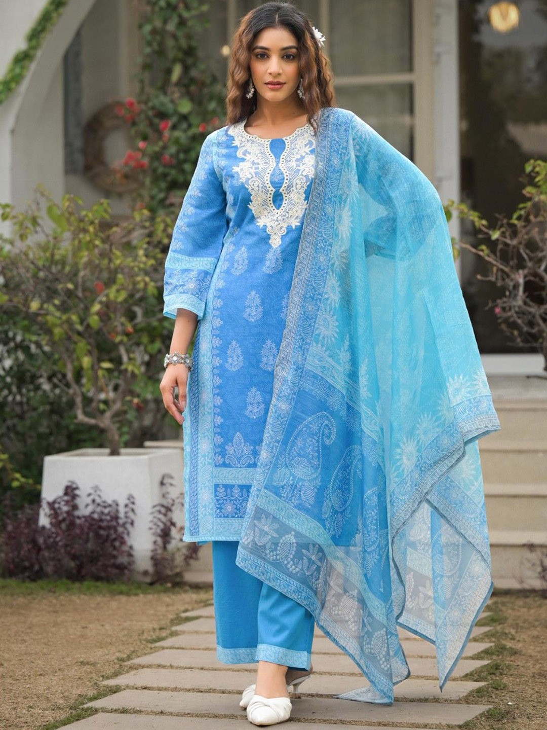 AUTUMN LANE Women Ethnic Motifs Embroidered Regular Thread Work Pure Cotton Kurta with Trousers & With, Blue
AUTUMN LANE Women Ethnic Motifs Embroidered Regular Thread Work Pure Cotton Kurta with Trousers & With, Blue