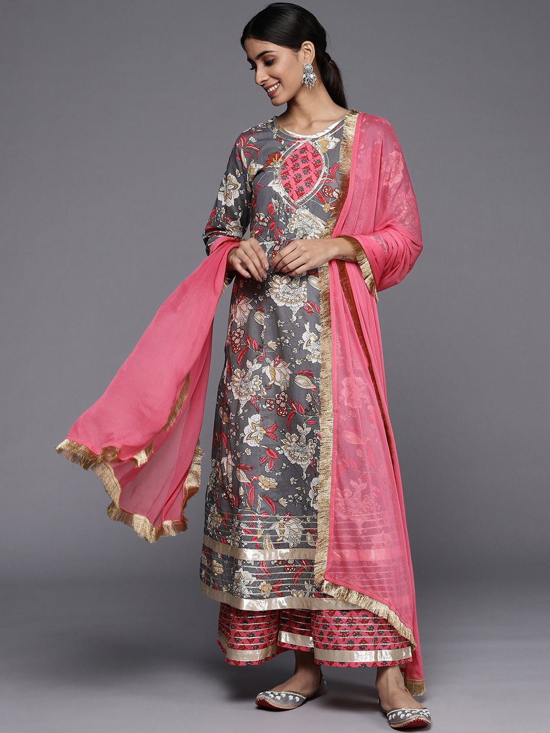 DIVASTRI Women Floral Printed Regular Gotta Patti Pure Cotton Kurta with Sharara, Grey
DIVASTRI Women Floral Printed Regular Gotta Patti Pure Cotton Kurta with Sharara, Grey