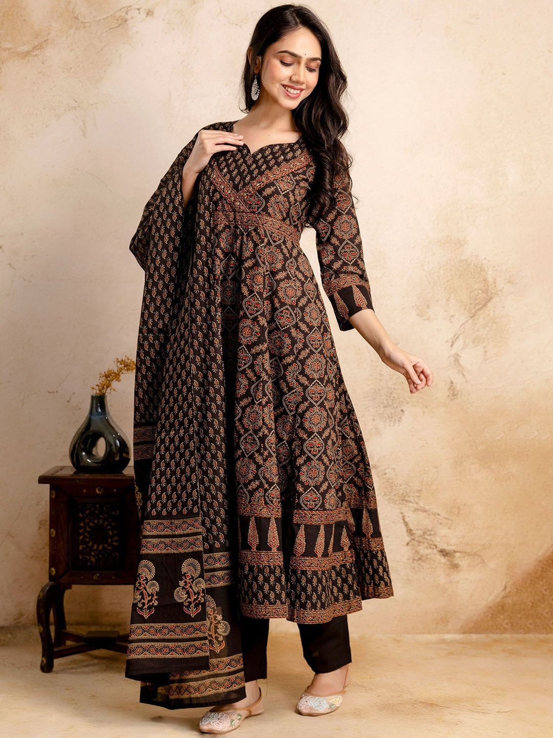 ROOHANIYAT Women Ethnic Motifs Printed Regular Sequinned Pure Cotton Kurta with Trousers & With Dupatta, Black
ROOHANIYAT Women Ethnic Motifs Printed Regular Sequinned Pure Cotton Kurta with Trousers & With Dupatta, Black