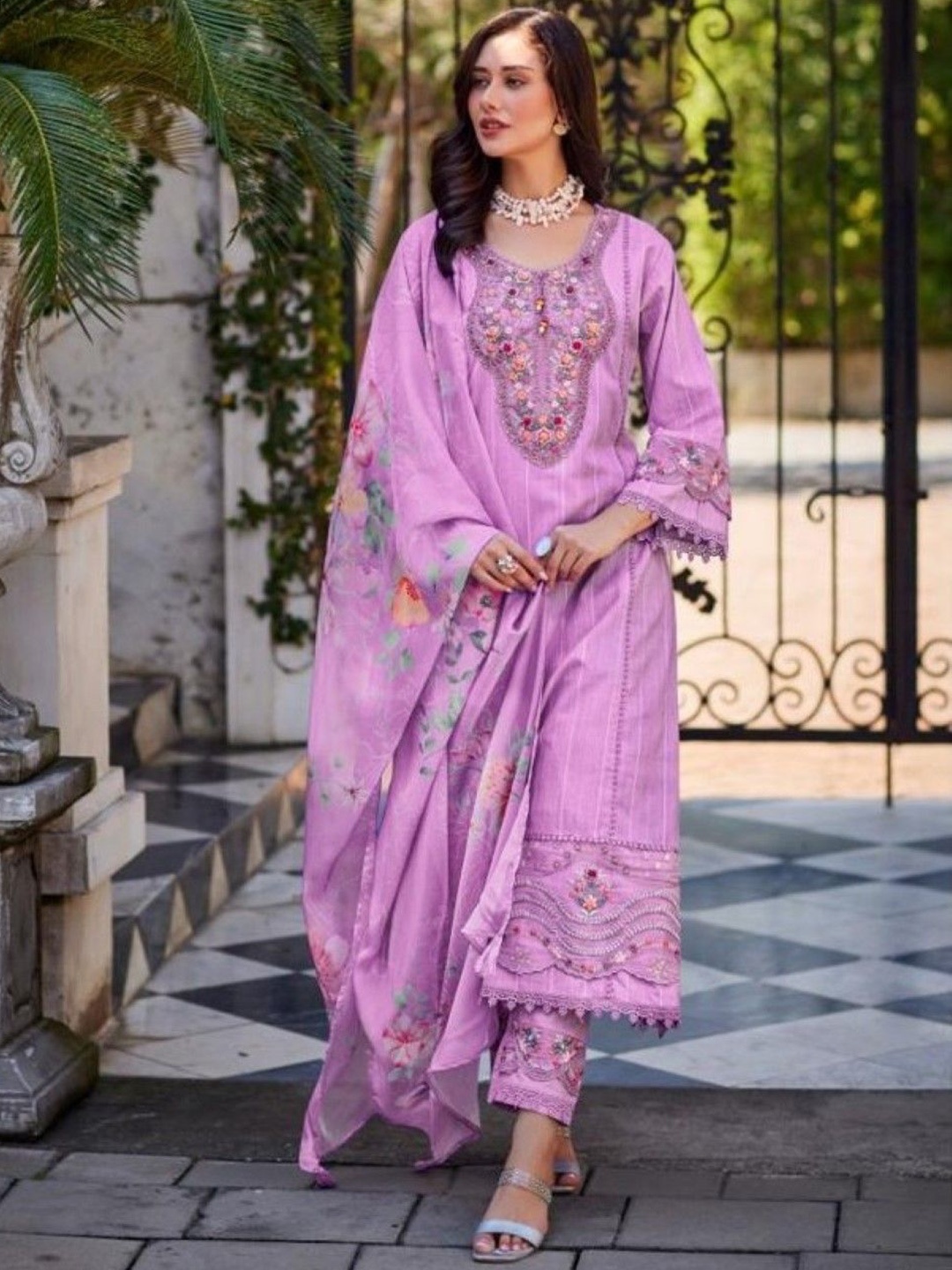 AUTUMN LANE Women Floral Printed Regular Pure Cotton Kurta with Trousers & With Dupatta, Lavender
AUTUMN LANE Women Floral Printed Regular Pure Cotton Kurta with Trousers & With Dupatta, Lavender