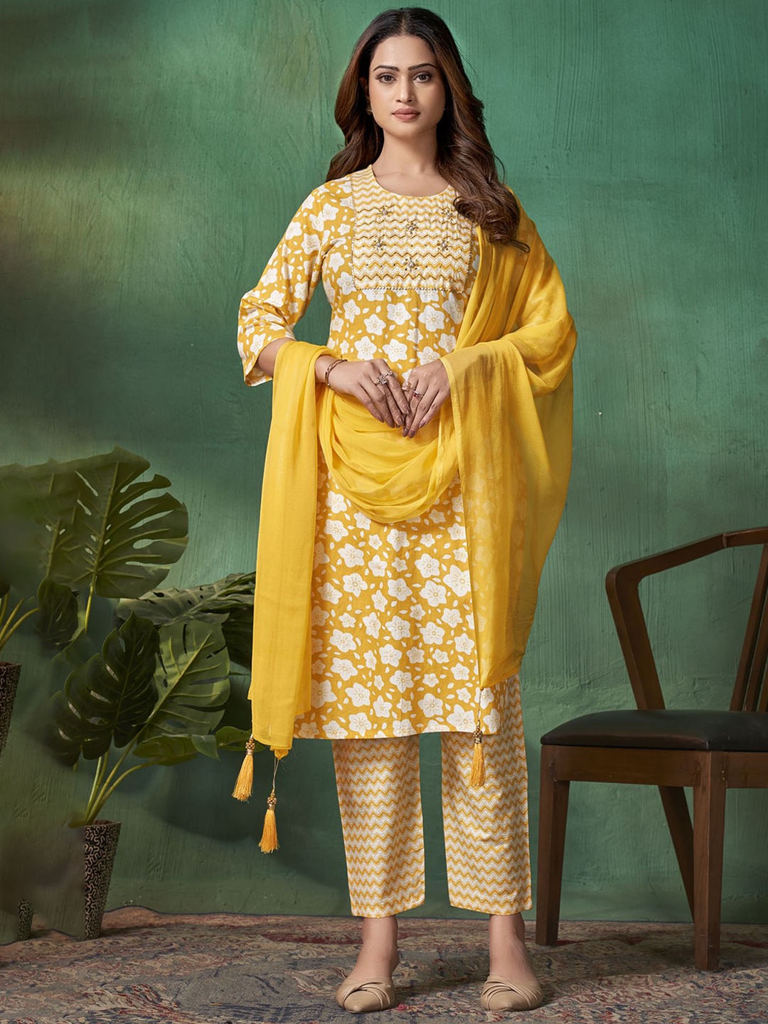 DIVASTRI Women Floral Printed Regular Gotta Patti Kurta with Trousers & With Dupatta, Yellow
DIVASTRI Women Floral Printed Regular Gotta Patti Kurta with Trousers & With Dupatta, Yellow