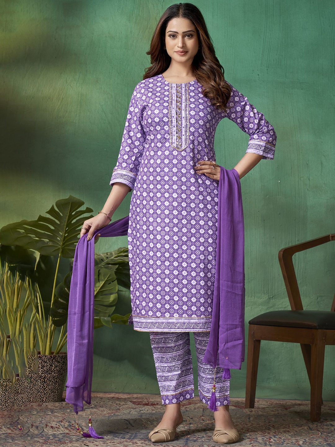 DIVASTRI Women Floral Printed Regular Gotta Patti Kurta with Trousers & With Dupatta, Purple
DIVASTRI Women Floral Printed Regular Gotta Patti Kurta with Trousers & With Dupatta, Purple