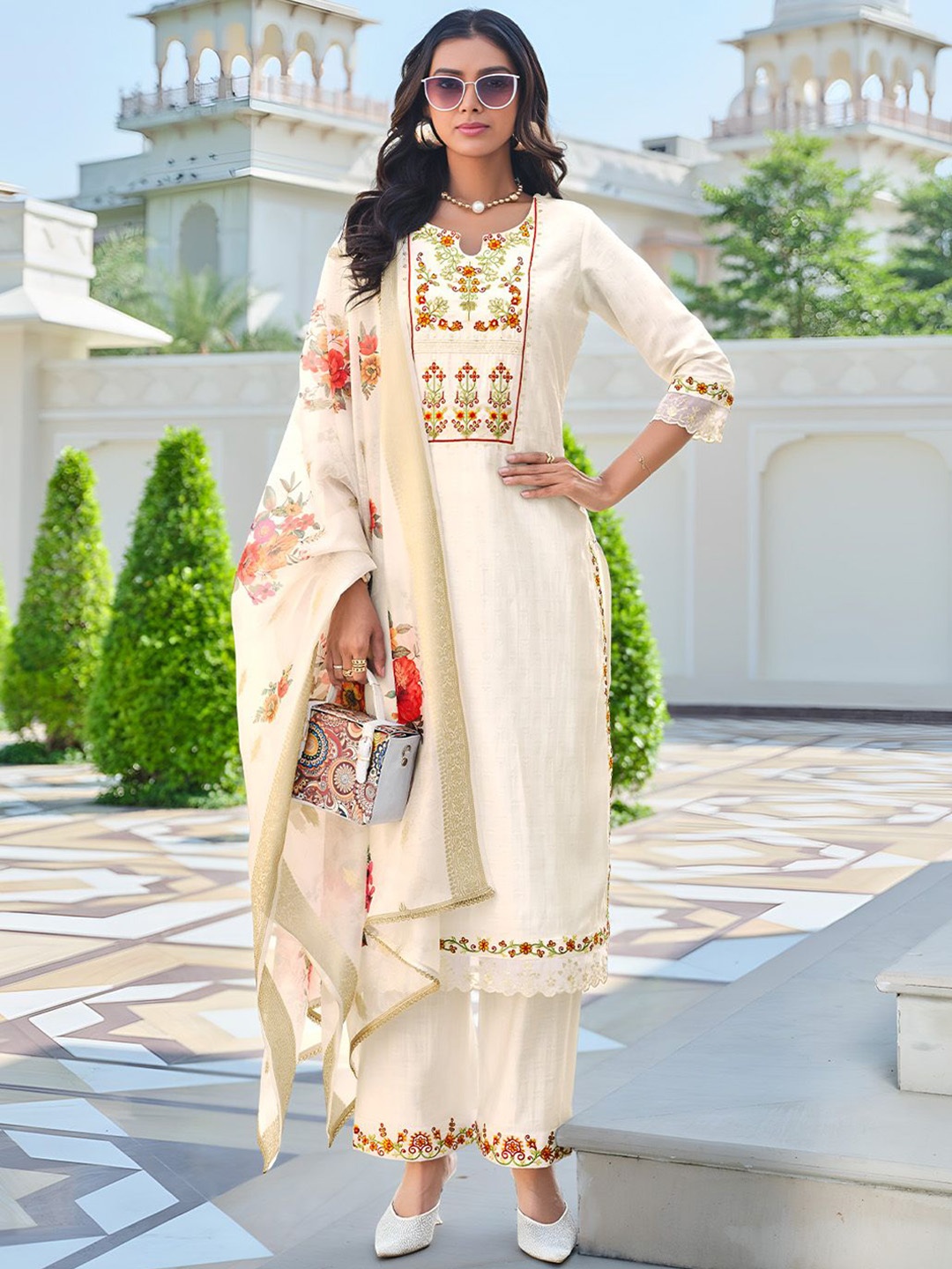 Varanga Women Floral Embroidered Regular Thread Work Kurta with Trousers & With Dupatta, Off white
Varanga Women Floral Embroidered Regular Thread Work Kurta with Trousers & With Dupatta, Off white