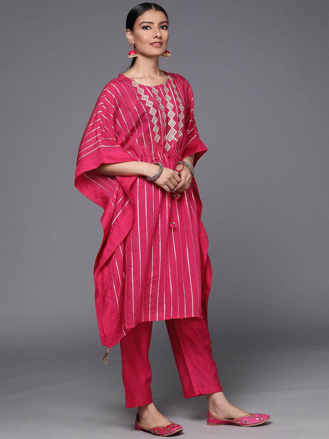 DIVASTRI Women Embroidered Regular Thread Work Chanderi Silk Kurta with Trousers, Pink
DIVASTRI Women Embroidered Regular Thread Work Chanderi Silk Kurta with Trousers, Pink