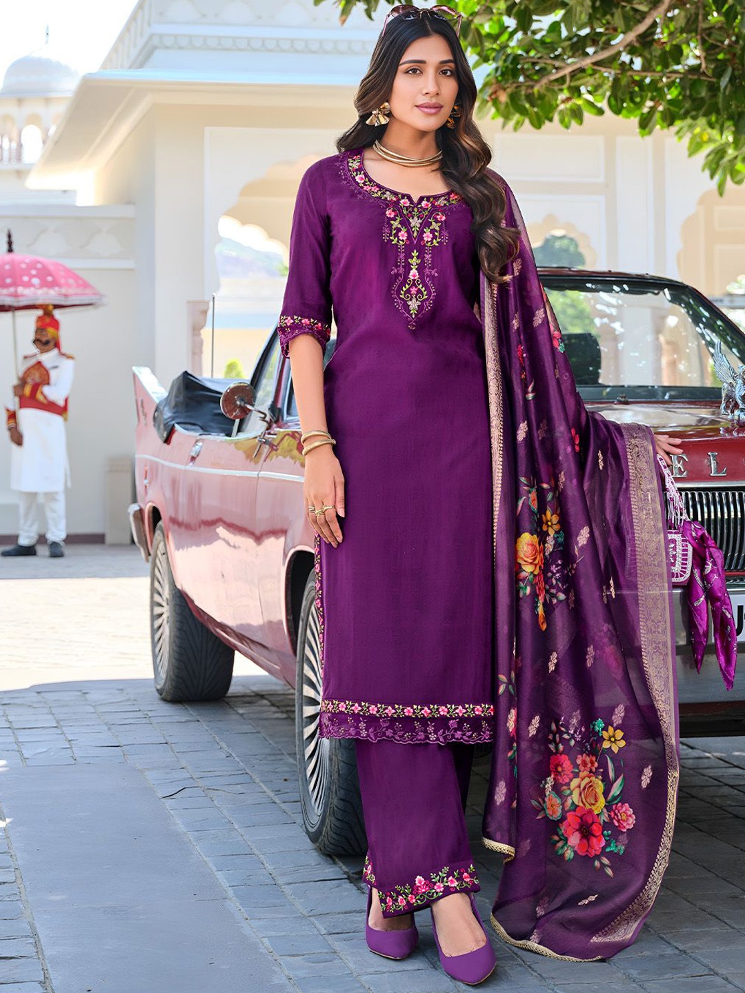 Varanga Women Floral Embroidered Regular Thread Work Kurta with Trousers & With Dupatta, Purple
Varanga Women Floral Embroidered Regular Thread Work Kurta with Trousers & With Dupatta, Purple