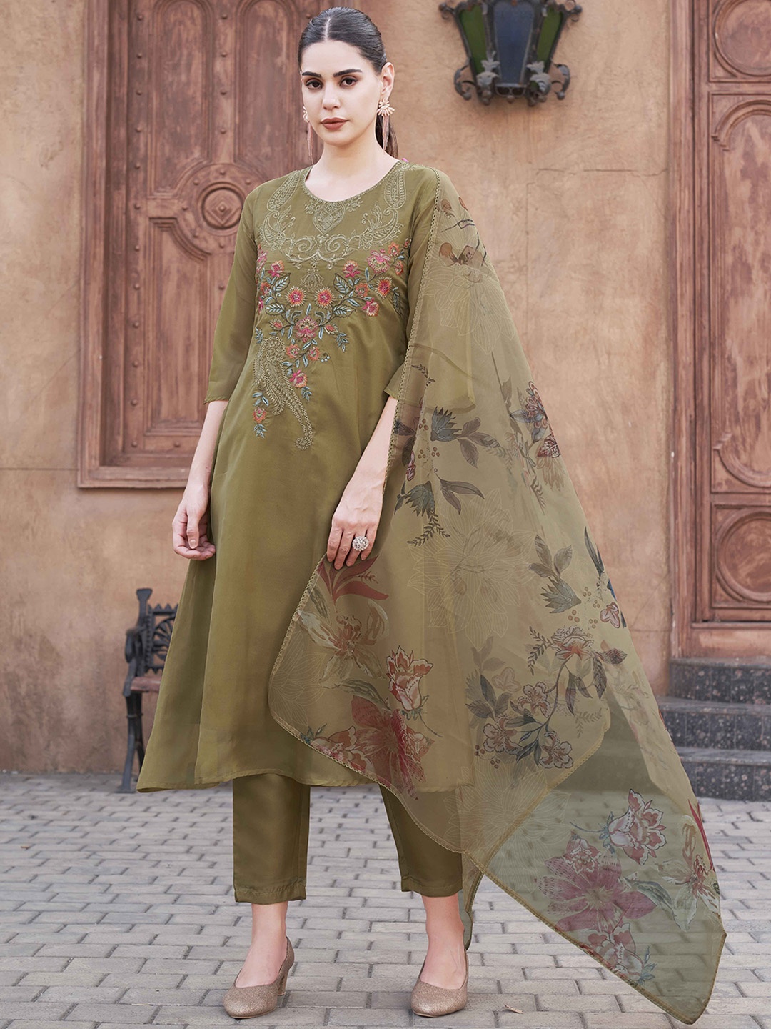 Tikhi Imli Women Floral Embroidered Regular Thread Work Kurta with Trousers & With Dupatta, Yellow
Tikhi Imli Women Floral Embroidered Regular Thread Work Kurta with Trousers & With Dupatta, Yellow