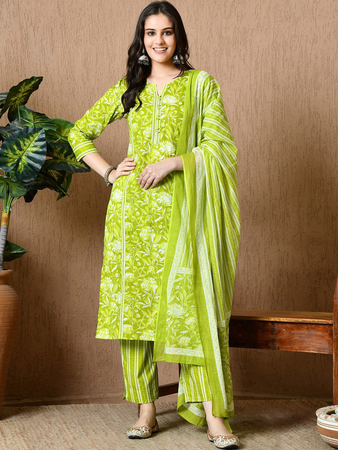 Aktasa Women Floral Printed Regular Pure Cotton Kurta with Trousers & With Dupatta, Green
Aktasa Women Floral Printed Regular Pure Cotton Kurta with Trousers & With Dupatta, Green