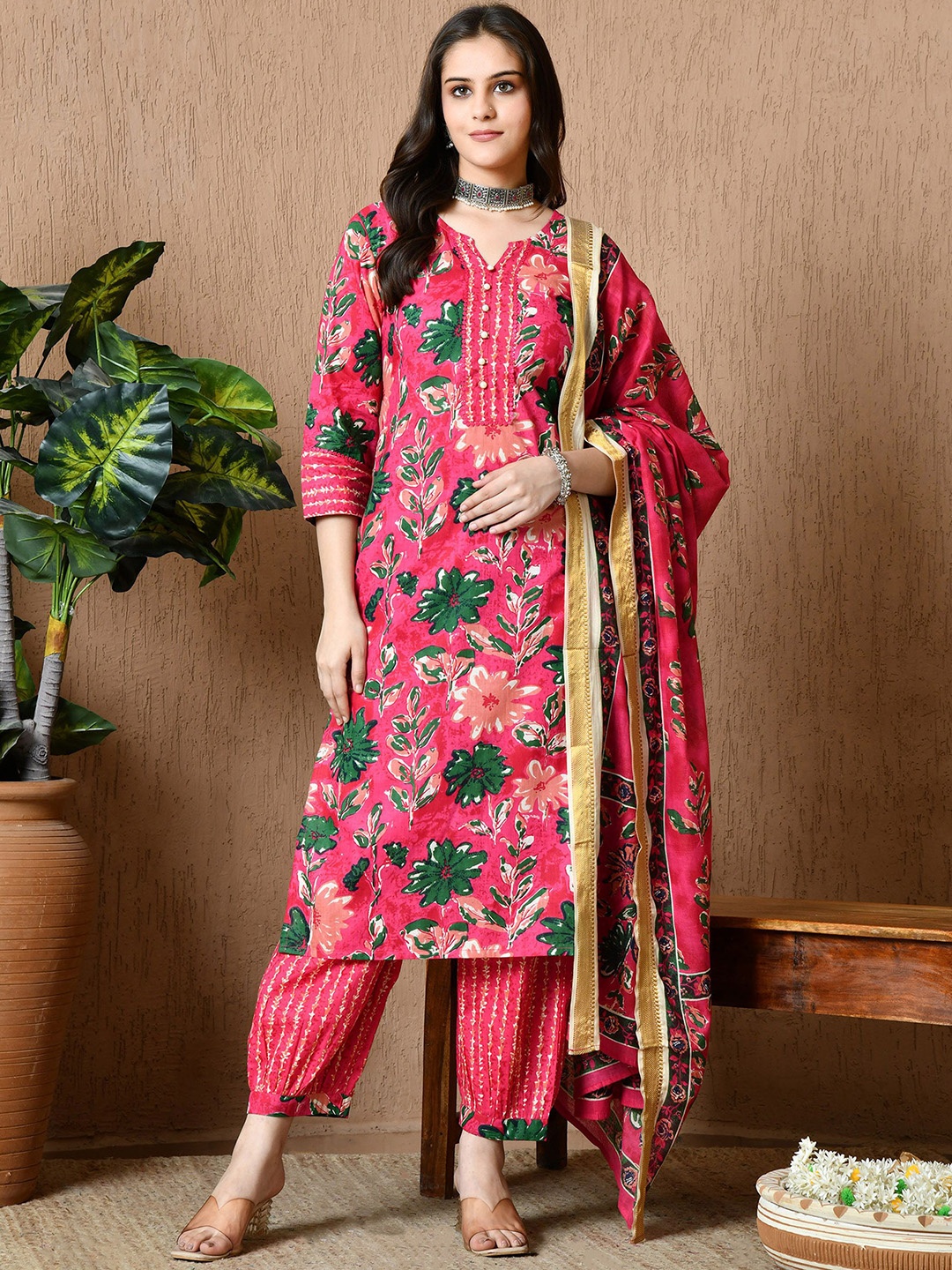 Aktasa Women Floral Printed Regular Pure Cotton Kurta with Salwar & With Dupatta, Pink
Aktasa Women Floral Printed Regular Pure Cotton Kurta with Salwar & With Dupatta, Pink