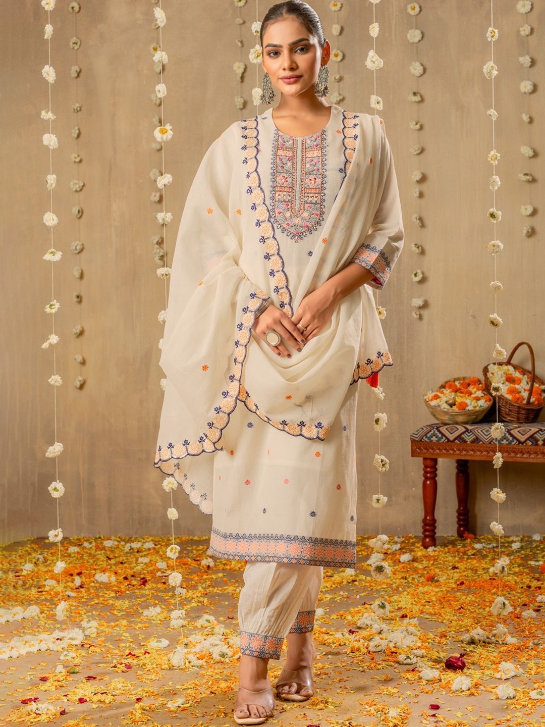 DRESOUL Women Ethnic Motifs Regular Thread Work Kurta with Pyjamas & With Dupatta, White
DRESOUL Women Ethnic Motifs Regular Thread Work Kurta with Pyjamas & With Dupatta, White