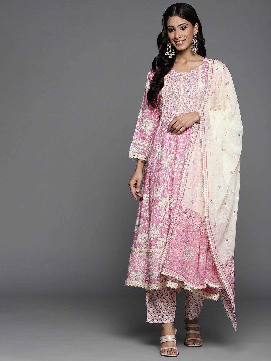 DIVASTRI Women Floral Printed Regular Pure Cotton Kurta with Trousers & With Dupatta, Pink
DIVASTRI Women Floral Printed Regular Pure Cotton Kurta with Trousers & With Dupatta, Pink