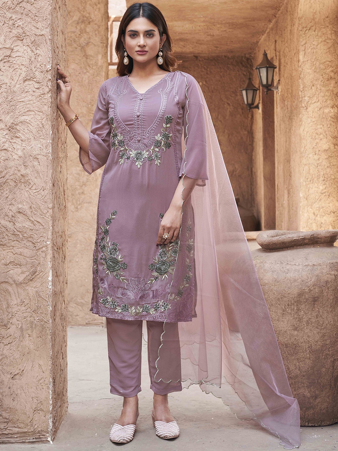Tikhi Imli Women Floral Embroidered Regular Thread Work Kurta with Trousers & With Dupatta, Mauve
Tikhi Imli Women Floral Embroidered Regular Thread Work Kurta with Trousers & With Dupatta, Mauve