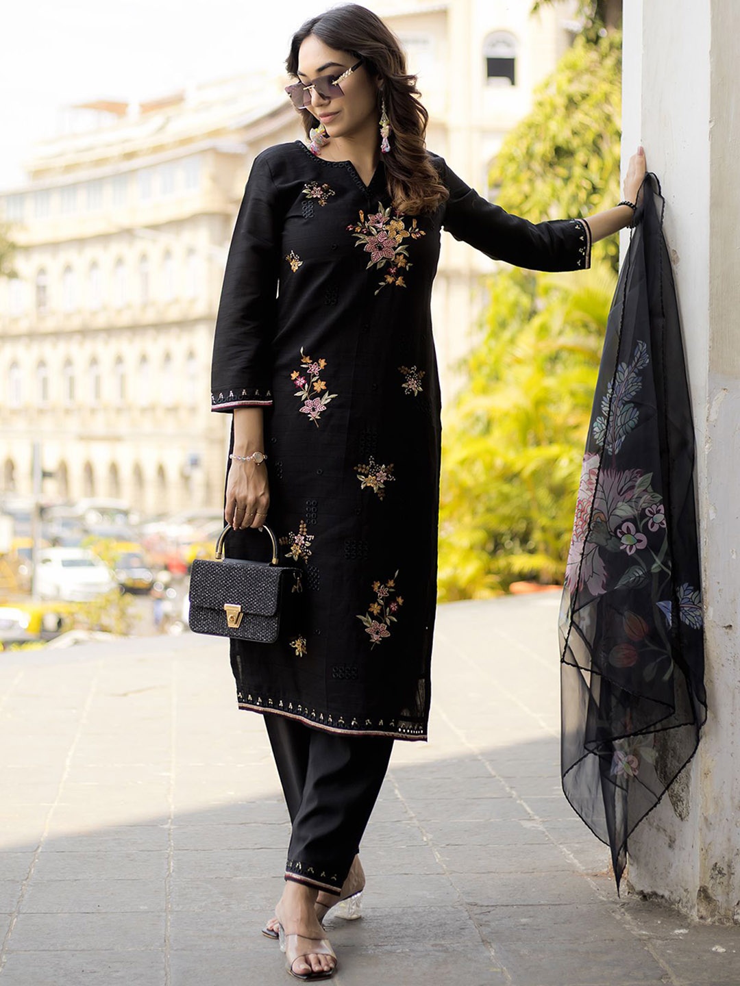 MITTOO Women Floral Embroidered Regular Thread Work Pure Cotton Kurta with Trousers & With Dupatta, Black
MITTOO Women Floral Embroidered Regular Thread Work Pure Cotton Kurta with Trousers & With Dupatta, Black