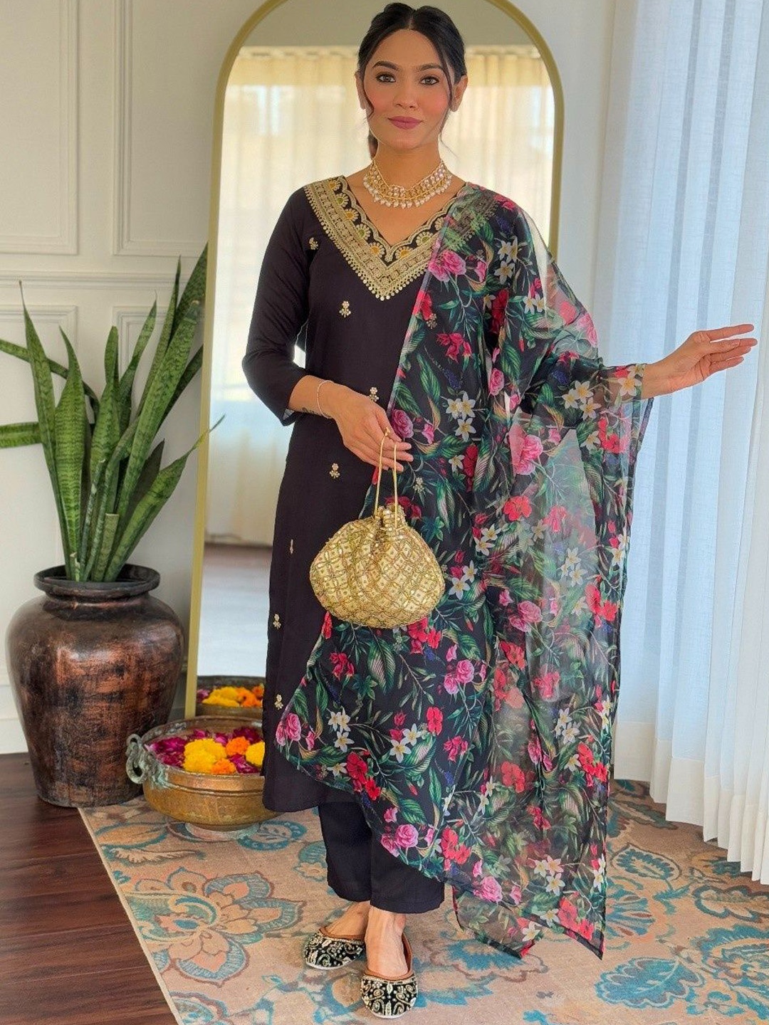 TOOCHKI Women Ethnic Motifs Embroidered Regular Thread Work Kurta with Palazzos & With Dupatta, Black
TOOCHKI Women Ethnic Motifs Embroidered Regular Thread Work Kurta with Palazzos & With Dupatta, Black