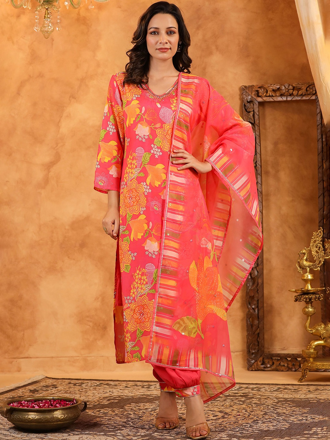 HOUSE OF MORA Floral Printed Sequinned V-Neck Pure Cotton Kurta with Salwar & Dupatta, Pink
HOUSE OF MORA Floral Printed Sequinned V-Neck Pure Cotton Kurta with Salwar & Dupatta, Pink