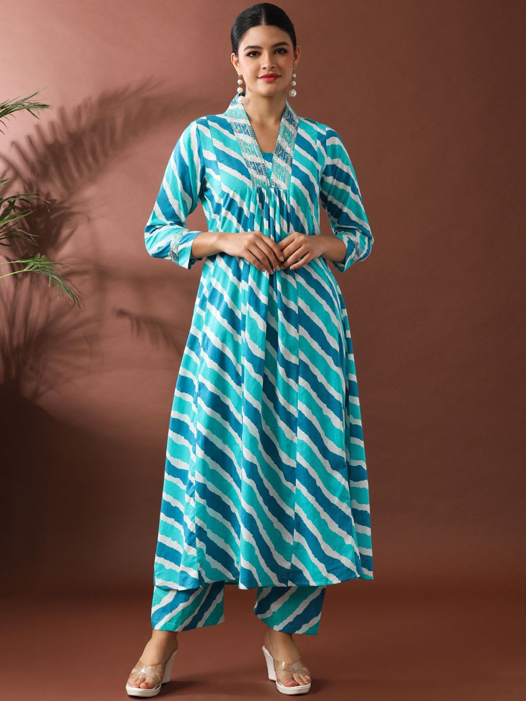 Jaipur Kurti Women Leheriya Printed Regular Beads and Stones Pure Cotton Kurta with Trousers, Blue
Jaipur Kurti Women Leheriya Printed Regular Beads and Stones Pure Cotton Kurta with Trousers, Blue