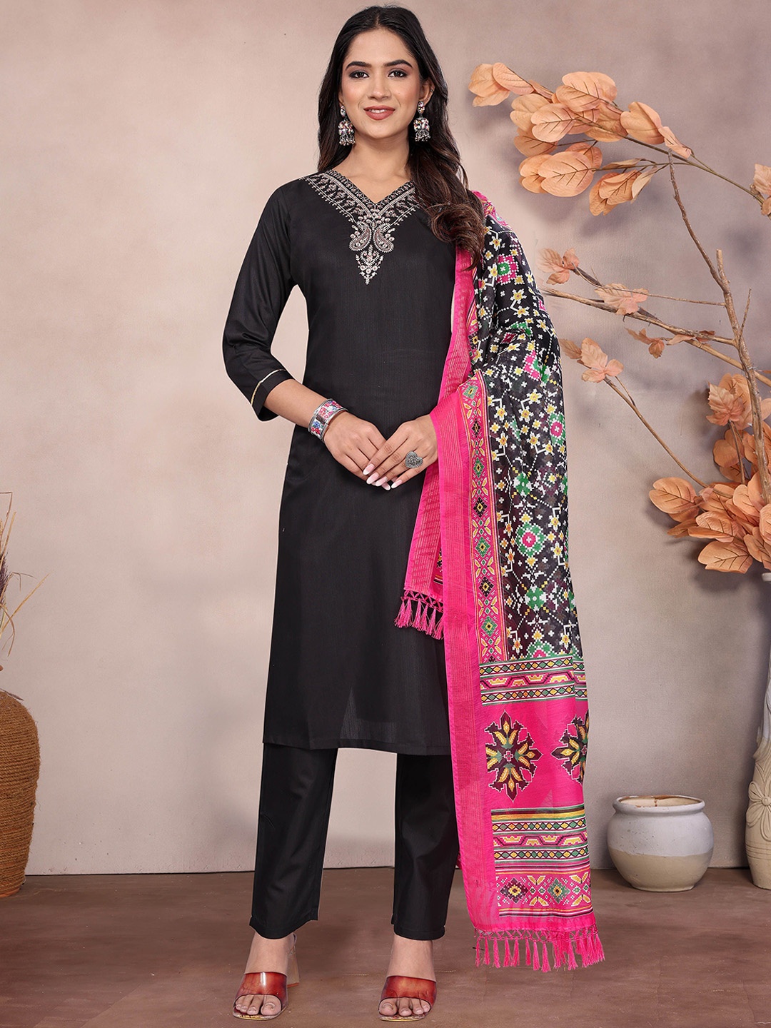 Anouk Ethnic Motifs Yoke Design Sequinned V-Neck Kurta With Trousers & Dupatta, Black
Anouk Ethnic Motifs Yoke Design Sequinned V-Neck Kurta With Trousers & Dupatta, Black