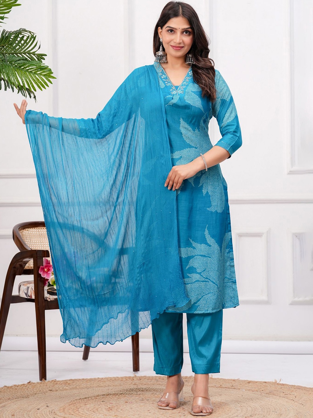 EtnicaWear Bandhani Printed V-Neck Pure Chinon Straight Kurta With Trousers & Dupatta, Blue
EtnicaWear Bandhani Printed V-Neck Pure Chinon Straight Kurta With Trousers & Dupatta, Blue