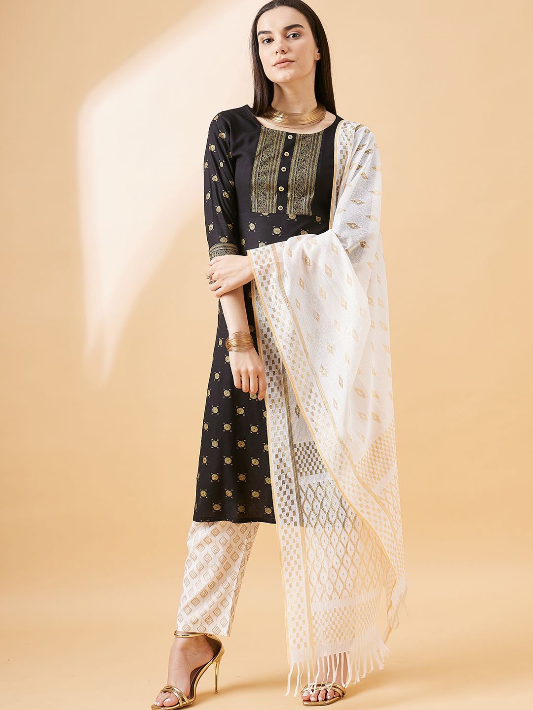 HERE&NOW Ethnic Motifs Printed Round Neck Straight Kurta with Trousers & Dupatta, Black
HERE&NOW Ethnic Motifs Printed Round Neck Straight Kurta with Trousers & Dupatta, Black