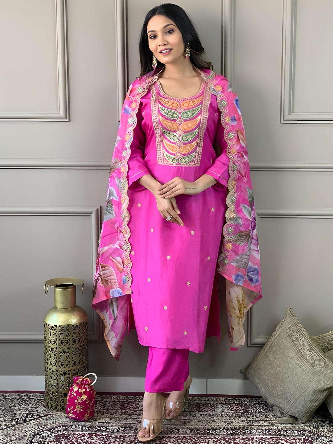 Divyadham Textiles Women Ethnic Motifs Embroidered Regular Thread Work Chanderi Silk Kurta with Pyjamas &, Pink
Divyadham Textiles Women Ethnic Motifs Embroidered Regular Thread Work Chanderi Silk Kurta with Pyjamas &, Pink