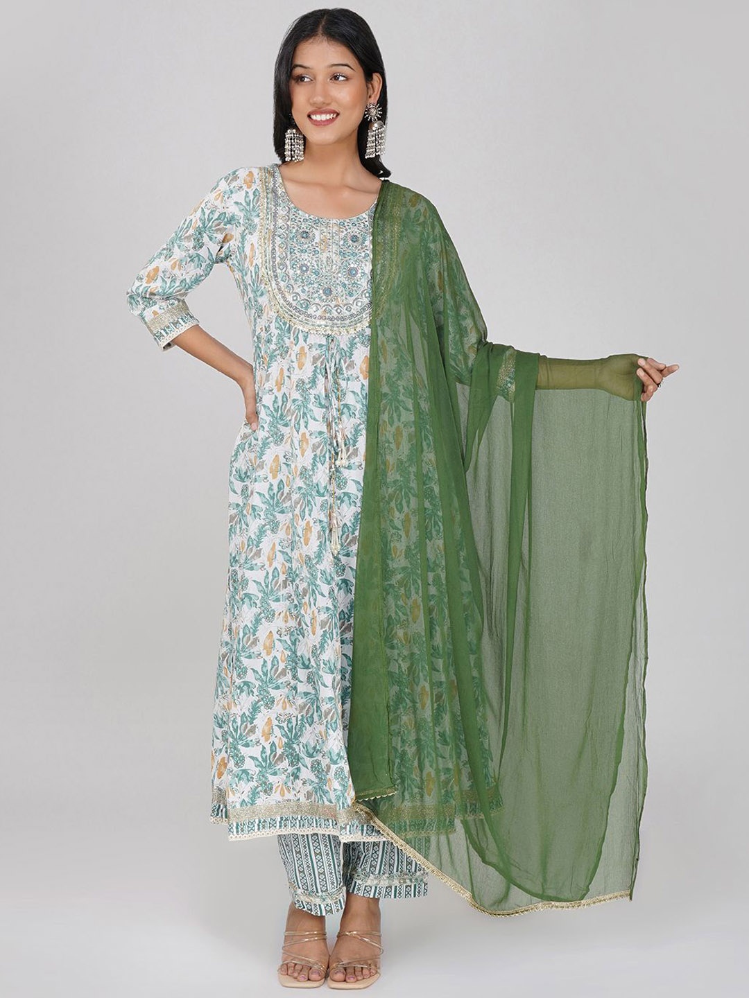 Charitra Women Floral Printed Regular Thread Work Kurti with Trousers & With Dupatta, Green
Charitra Women Floral Printed Regular Thread Work Kurti with Trousers & With Dupatta, Green