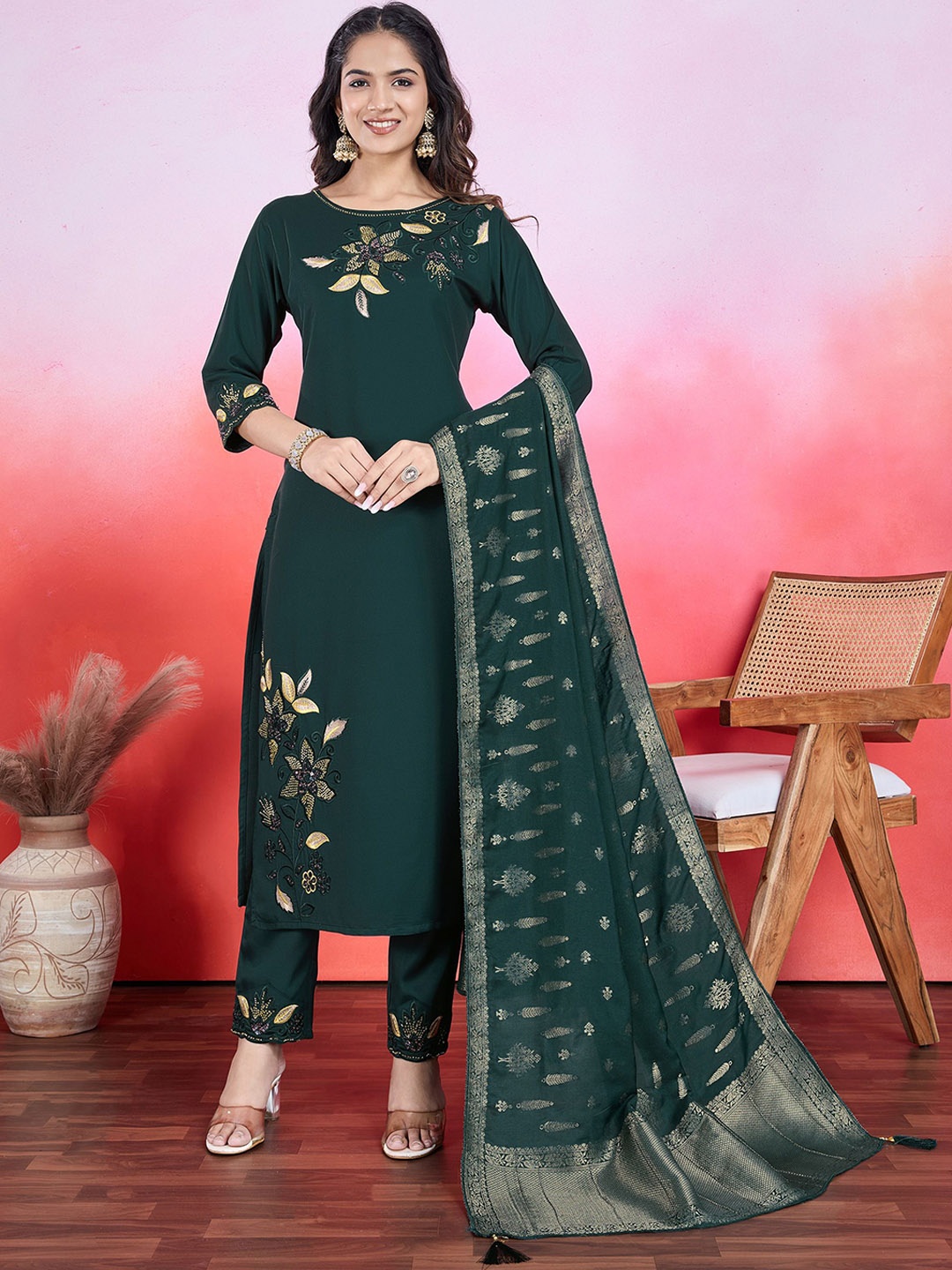 MOJILAA Women Floral Embroidered Regular Beads and Stones Kurta with Trousers & With Dupatta, Green
MOJILAA Women Floral Embroidered Regular Beads and Stones Kurta with Trousers & With Dupatta, Green