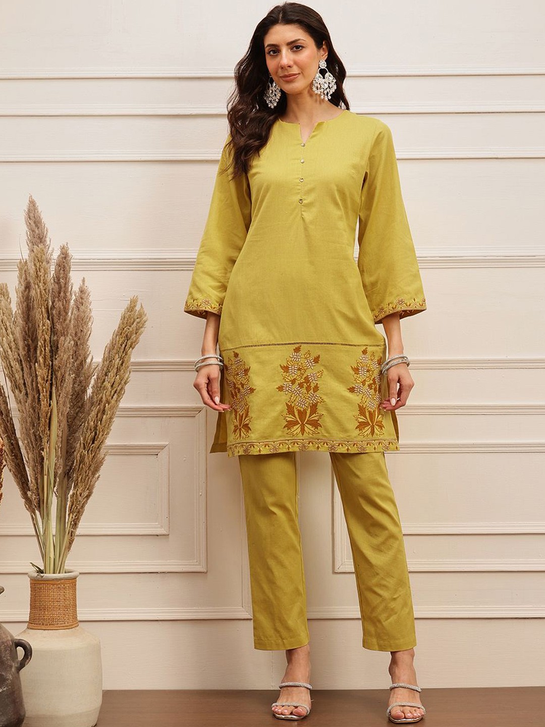 BARARA ETHNIC Women Floral Embroidered Regular Thread Work Kurti with Trousers, Yellow
BARARA ETHNIC Women Floral Embroidered Regular Thread Work Kurti with Trousers, Yellow