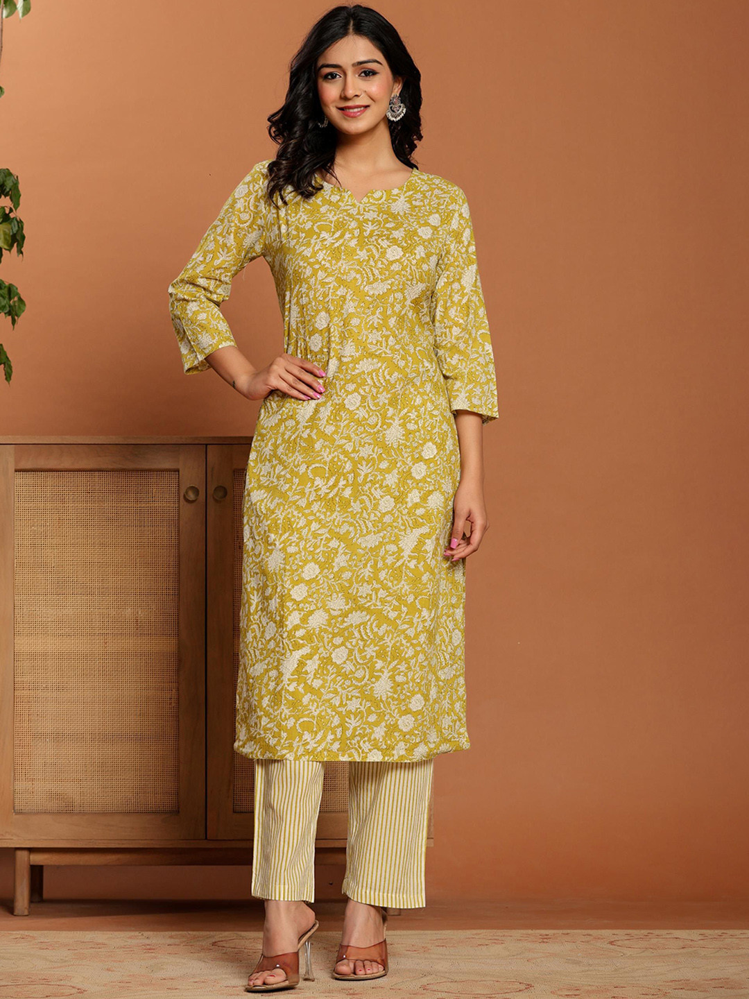 Rouhab Women Floral Printed Regular Pure Cotton Kurta with Trousers, Green
Rouhab Women Floral Printed Regular Pure Cotton Kurta with Trousers, Green
