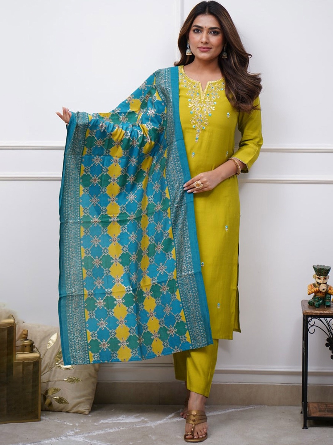 Divyadham Textiles Women Paisley Embroidered Regular Thread Work Chanderi Silk Kurta with Pyjamas & With, Olive
Divyadham Textiles Women Paisley Embroidered Regular Thread Work Chanderi Silk Kurta with Pyjamas & With, Olive
