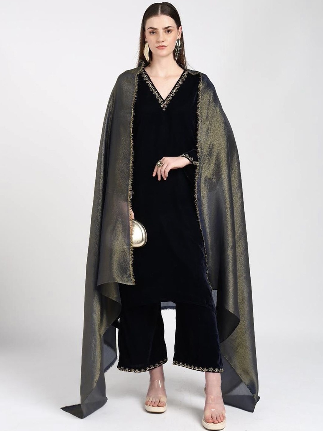 4427 clothing Women Embroidered Regular Velvet Kurta with Trousers & With Dupatta, Black
4427 clothing Women Embroidered Regular Velvet Kurta with Trousers & With Dupatta, Black