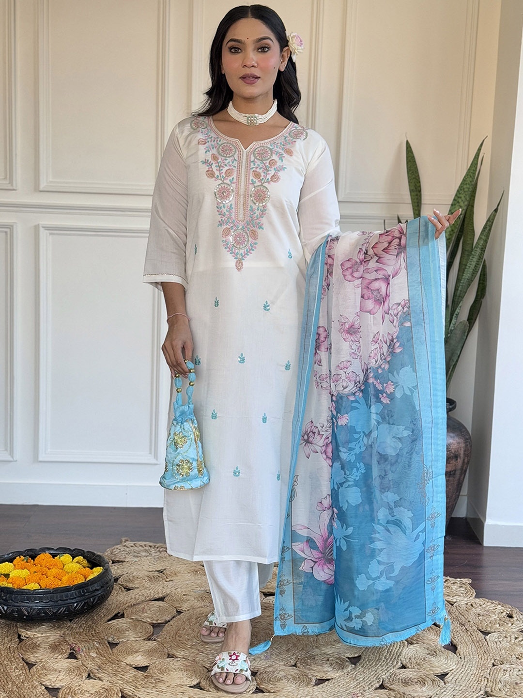 Ekta Textiles Women Ethnic Motifs Embroidered Regular Thread Work Chanderi Silk Kurta with Pyjamas & With, Off white
Ekta Textiles Women Ethnic Motifs Embroidered Regular Thread Work Chanderi Silk Kurta with Pyjamas & With, Off white