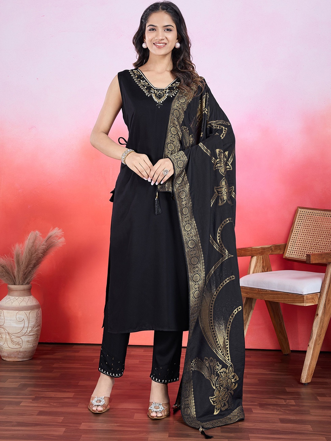 MOJILAA Women Floral Embroidered Regular Beads and Stones Kurta with Trousers & With Dupatta, Black
MOJILAA Women Floral Embroidered Regular Beads and Stones Kurta with Trousers & With Dupatta, Black