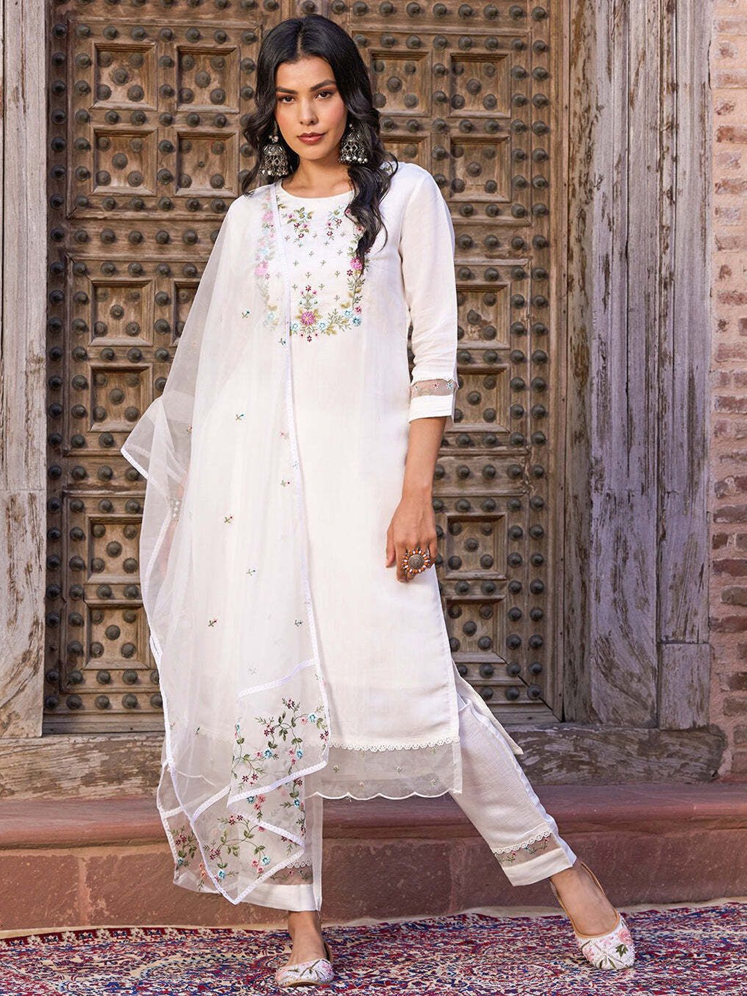 ASCIIBLUES Women Ethnic Motifs Embroidered Regular Thread Work Kurta with Trousers & With Dupatta, White
ASCIIBLUES Women Ethnic Motifs Embroidered Regular Thread Work Kurta with Trousers & With Dupatta, White