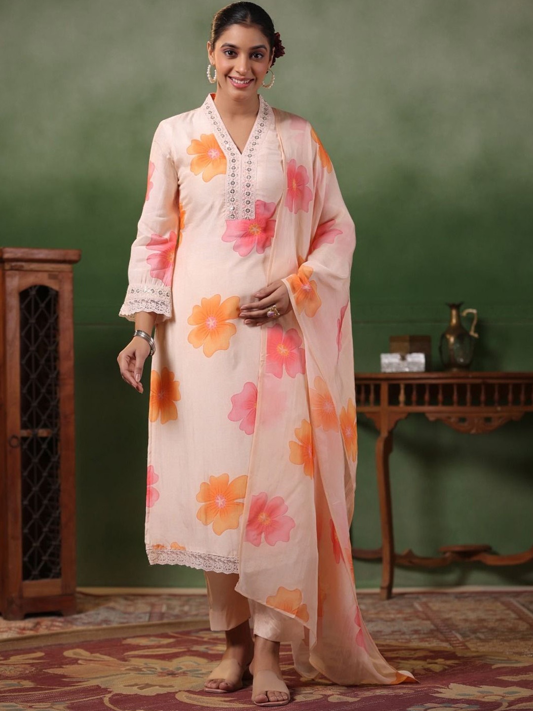 DIVASTRI Women Floral Printed Regular Sequinned Kurta with Trousers & With Dupatta, Peach
DIVASTRI Women Floral Printed Regular Sequinned Kurta with Trousers & With Dupatta, Peach