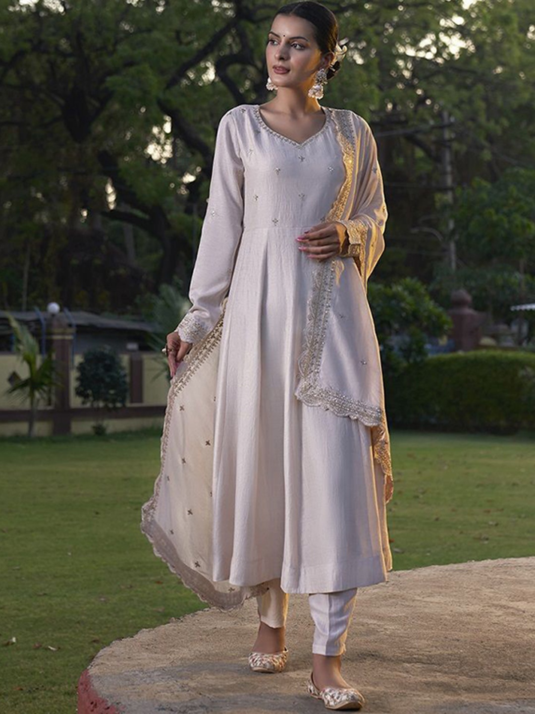 Colors of Earth Women Ethnic Motifs Embroidered Regular Sequinned Kurta with Trousers & With Dupatta, Cream
Colors of Earth Women Ethnic Motifs Embroidered Regular Sequinned Kurta with Trousers & With Dupatta, Cream