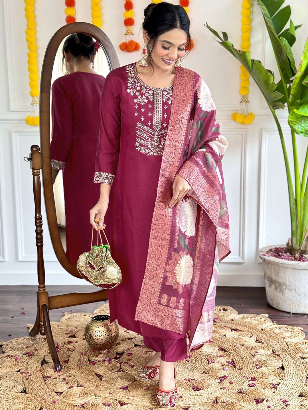 DIVASTRI Women Ethnic Motifs Embroidered Regular Beads and Stones Kurta with Trousers & With Dupatta, Magenta
DIVASTRI Women Ethnic Motifs Embroidered Regular Beads and Stones Kurta with Trousers & With Dupatta, Magenta